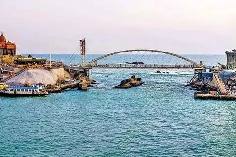 ரூ.37 கோடி செலவில் இந்தக் கண்ணாடிப் பாலம் அமைக்கப்பட்டது.