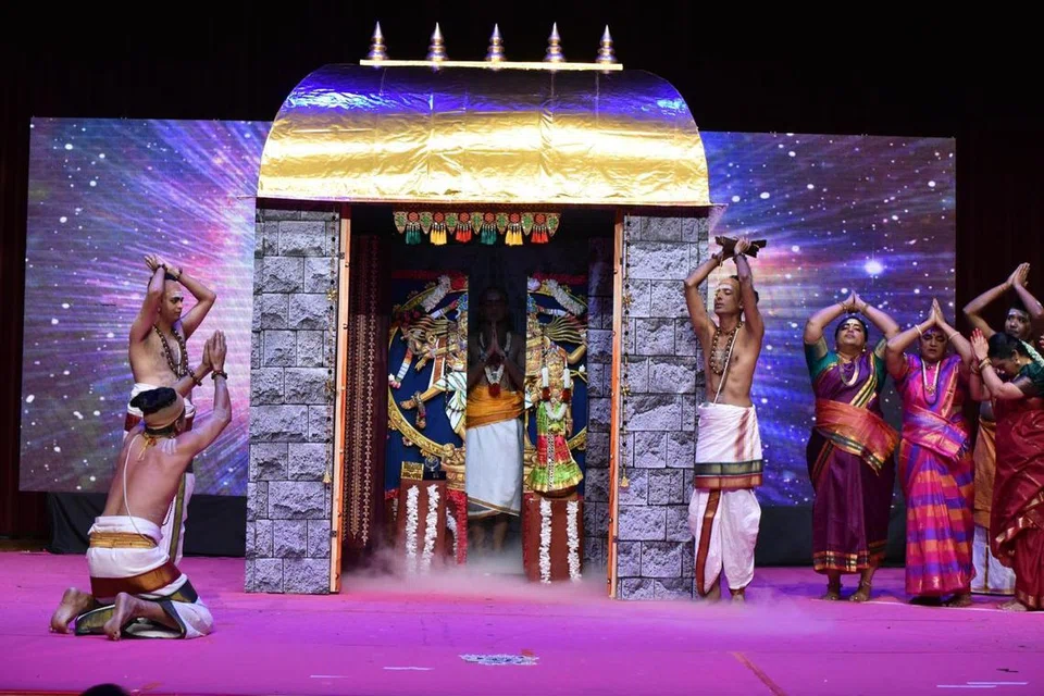 தில்லை நடராஜருடன் மாணிக்கவாசகர் இரண்டற கலப்பதைச் சித்திரிக்கும் நாடகக் காட்சி. 