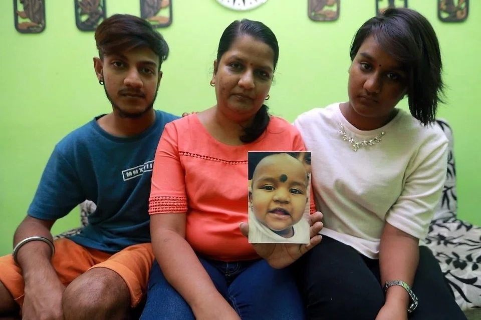 பிரசன்னா திக்சாவின் புகைப்படத்தை ஏந்தியபடி இருக்கும் இந்திரா காந்தி. உடன் அவரது மற்ற இரு பிள்ளைகளான தேவி தர்சினி (இடது), கரண் தினிஷ்.