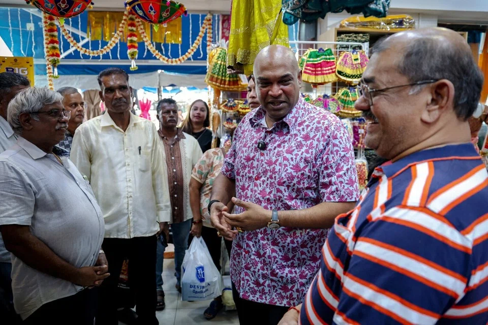 மலாக்காவின் பண்டார் ஹிலிரிலுள்ள லிட்டில் இந்தியா பகுதிக்குச் சென்று, பொதுமக்களுடன் உரையாடிய மலேசிய மனிதவள அமைச்சர் ஆர்.ரமணன்.