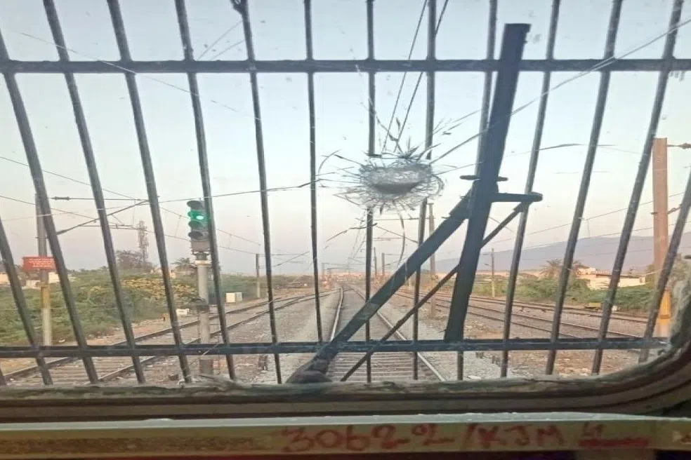 ரயில்மீது கல்லெறிந்தால் ஆயுள் தண்டனை