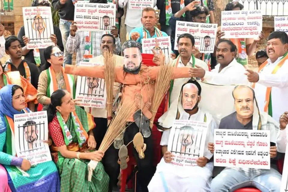 பிரஜ்வல் ரேவண்ணாவுக்கு எதிராக ஆர்ப்பாட்டம் நடத்தும் பொதுமக்கள். 
