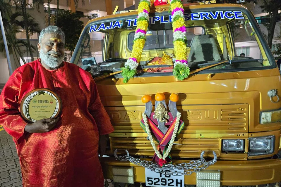 கிட்டத்தட்ட 41 ஆண்டுகளாகக் கோயில் பணிகளுக்குப் பயன்படுத்தப்பட்டு வரும் தமது இழுவை வாகனத்துடன் திரு ராஜா.