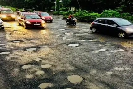 சாலைப் பள்ளங்களில் விழுந்து 5 ஆண்டுகளில் 9,438 பேர் உயிரிழப்பு; 20,000 பேர் காயம்