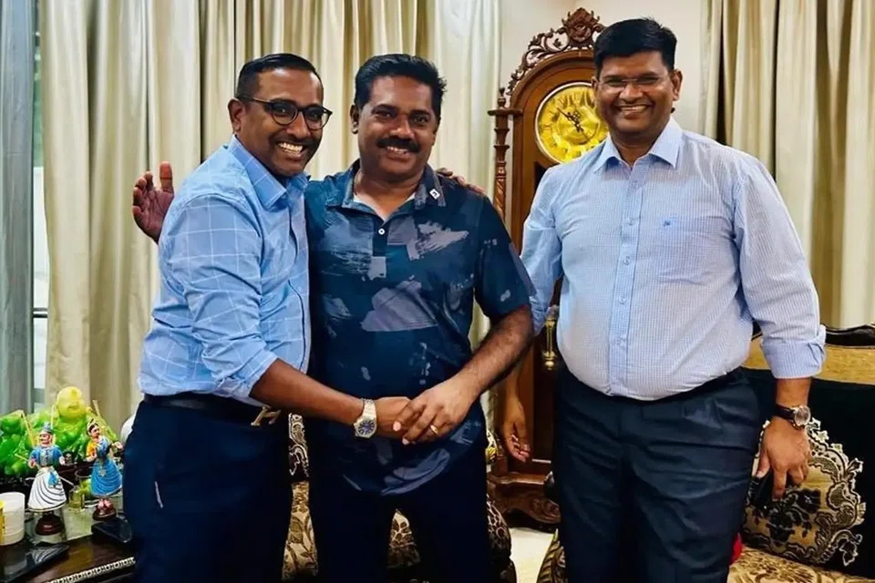 மலேசிய இந்திய மக்கள் கட்சித் தலைவர் திரு பி. புனிதன் (இடது), துணைத் தலைவர் திரு எஸ்.சுப்பிரமணியம் (வலது) ஆகியோரைச் சந்தித்துப் பேசிய திரு டி. மோகன் (நடுவில்).