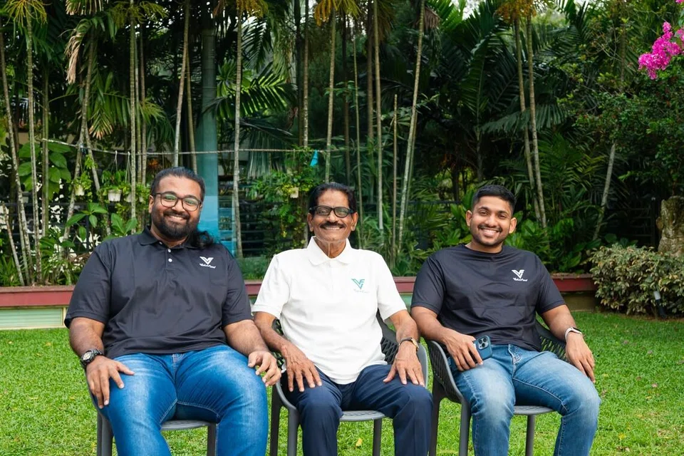 (இடமிருந்து) ‘வேல்யூ ஃபுட்’ செயலி சந்தாவுக்கு பொறுப்பு வகிக்கும் விஷ்ணு பத்மநாபன், இணை நிறுவனர்கள் சிவபரஞ்சோதி, ஹரிஹரன் நாகேந்திரன். 