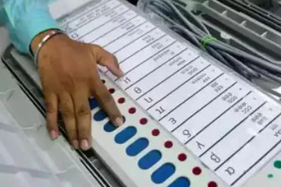 தமிழகத்திலும் புதுச்சேரியிலும் ஒரே கட்டமாக இன்று வாக்குப்பதிவு நடைபெறுகிறது.