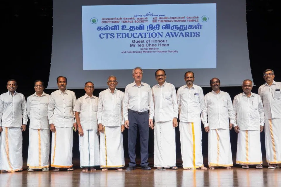 விருது விழாவில் கலந்துகொண்ட அமைச்சர் டியோ சீ ஹியன் (நடுவில்).