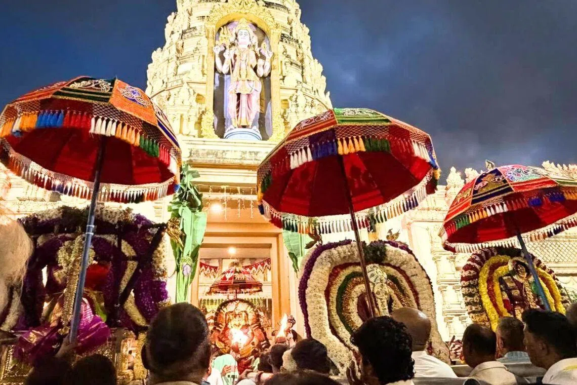 மூன்று தேர்கள், நான்கு தெய்வங்கள் ஒன்றாய்க் கூடிய திருவிழா