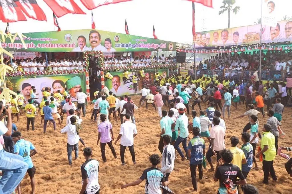 அதிமுக: ஜல்லிக்கட்டுக் காளைகளுக்கும் வீரர்களுக்கும் காப்புறுதி, நிதியுதவி