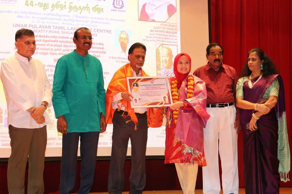 மூத்த தமிழாசிரியர் திரு சாமிக்கண்ணுக்கு (நடுவில்) கோ. சாரங்கபாணி நினைவு விருது வழங்கப்பட்டது. 
