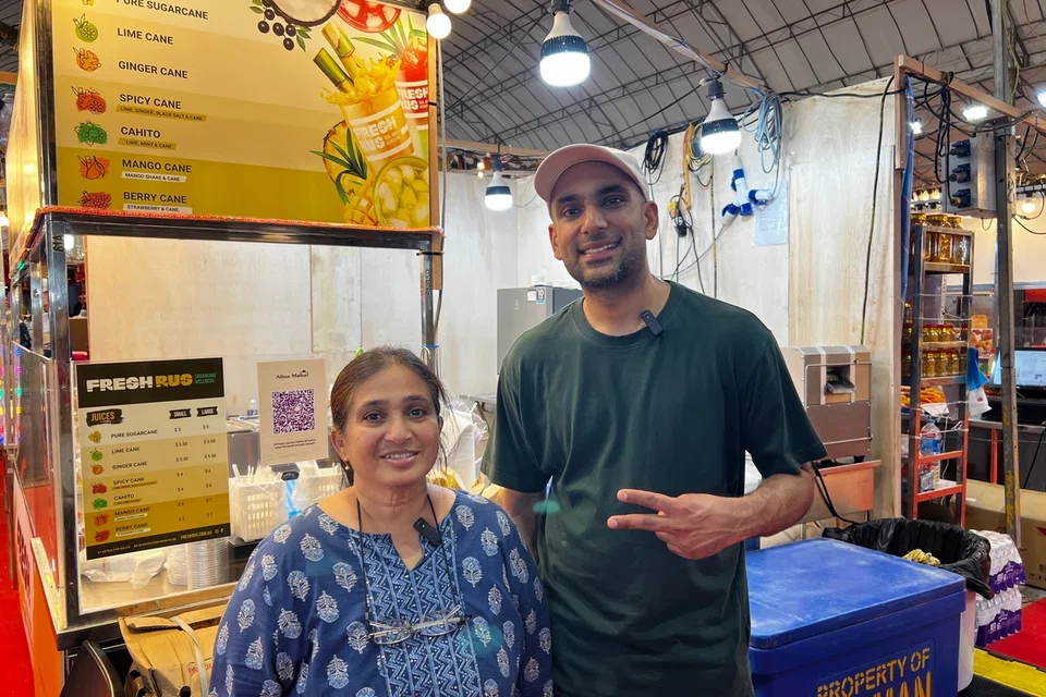 மாமியார் கத்திஜா பேகம், மருமகன் அசாத் அலி இருவரும் எதிரெதிராக, பெர்ச் சாலைத் தீபாவளிச் சந்தையில் கடைகளை நடத்திவருகின்றனர்.