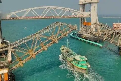 ராமநாதபுரம் மாவட்டத்தில் உள்ள ராமேஸ்வரம் தீவை தமிழகத்தின் நிலப்பரப்புடன் இணைப்பதில் முக்கிய பங்கு வகிக்கின்றன பாம்பன் கடலில் உள்ள சாலை,
ரயில் பாலங்கள்.
