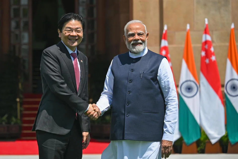 டெல்லியிலுள்ள ‘ஹைதராபாத் ஹவுஸ்’ விருந்தினர் மாளிகைக்கு வருகைதந்த பிரதமர் லாரன்ஸ் வோங்கை வரவேற்கிறார் இந்தியப் பிரதமர் நரேந்திர மோடி.