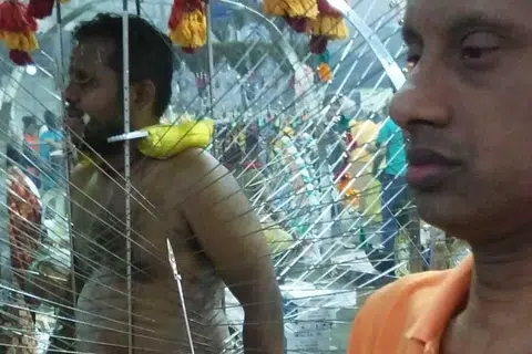 முந்தைய ஆண்டுகளில் எலுமிச்சம்பழத்தில் குத்தப்பட்ட வேல்,  ஸ்ரீ ஸ்ரீநிவாசப் பெருமாள் கோயிலிலிருந்து அருள்மிகு தெண்டாயுதபாணி கோயிலுக்கு நடந்து வந்த திரு முரளிதரன்.
