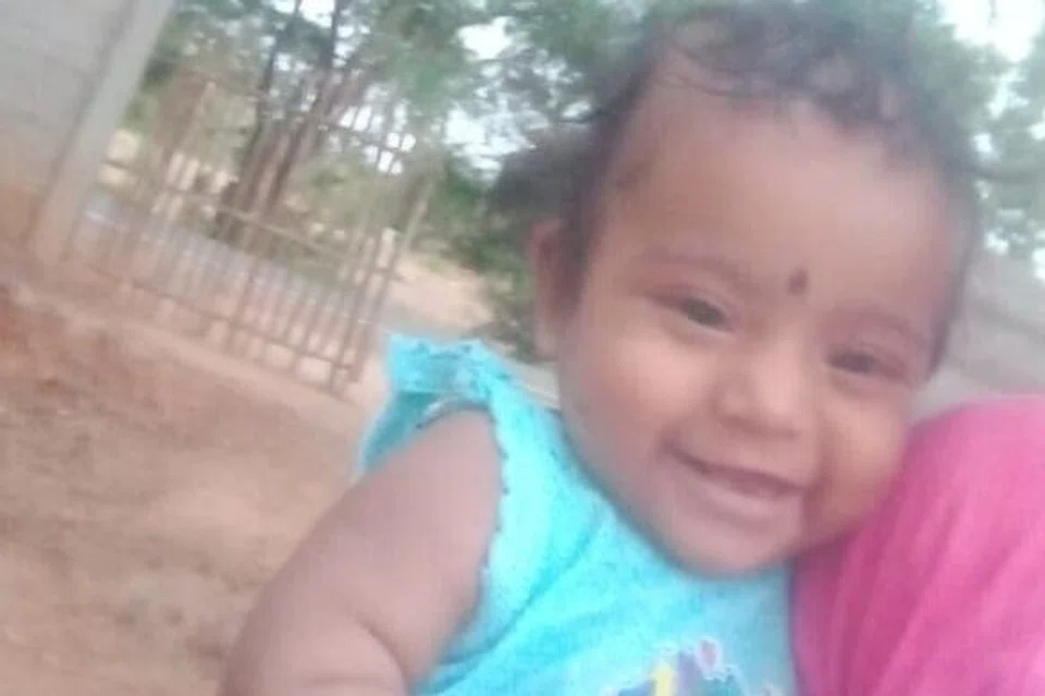 மழலையின் முகத்தைப் புகைப்படத்திலும் கைப்பேசித் திரையிலும் பார்த்தவாறே தீபாவளி நன்னாளை செலவிடுகிறார் திரு கோபால் பாலமுருகன்.