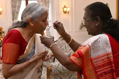 வரவுசெலவுத் திட்டத்தை நாடாளுமன்றத்தில் தாக்கல் செய்வதற்கு முன்னதாக, ஆவணங்களுடன் அதிபர் முர்முவை அவரது இல்லத்தில் சந்தித்தார் நிதியமைச்சர் நிர்மலா சீதாராமன். அவருக்கு இனிப்பு வழங்கி வாழ்த்தினார் முர்மு.