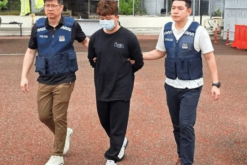 குற்றம் புரிந்தோரிடம் $441,000 வாங்கியவர்மீது குற்றச்சாட்டு