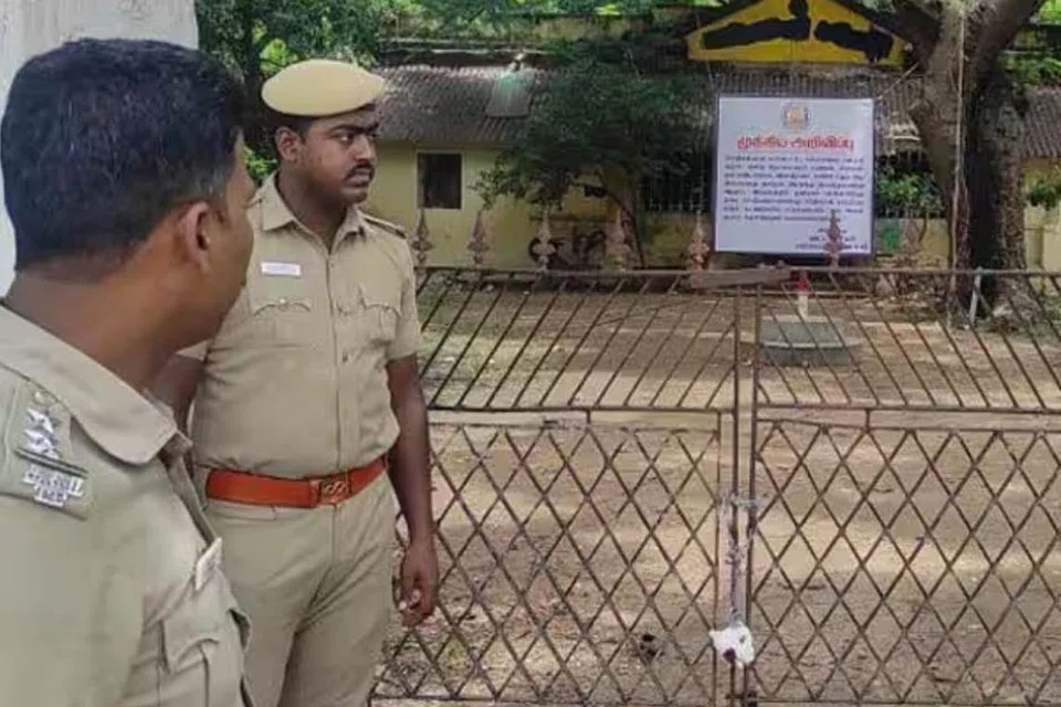 மீட்கப்பட்ட பகுதியில் முன்னெச்சரிக்கை நடவடிக்கையாக காவல்துறையினர் குவிக்கப்பட்டு, பாதுகாப்பு பலப்படுத்தப்பட்டுள்ளது.
