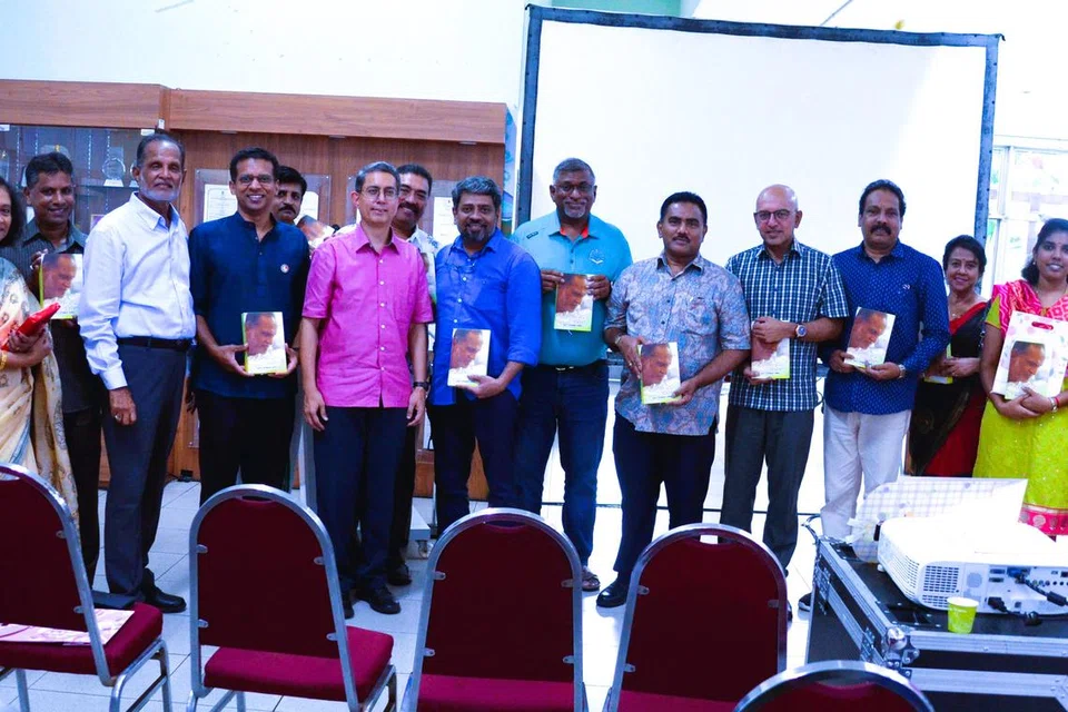 யூசுப் ராவுத்தர் ரஜித்தின் (இடமிருந்து ஐந்தாவது) நூல் வெளியீட்டு நிகழ்வு.