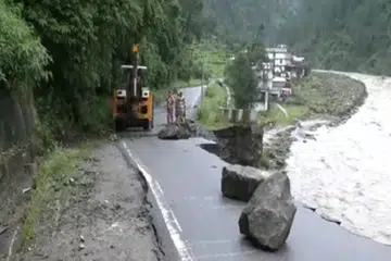 மண் சரிவு காரணமாக, தாராலி பகுதி குப்பைமேடு போல் காட்சியளிப்பதாகக் கூறப்படுகிறது.
