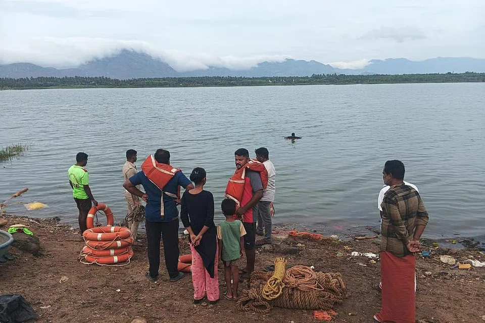 தீயணைப்பு வீரர்கள் ஒத்திகை பார்க்கின்றனர்.