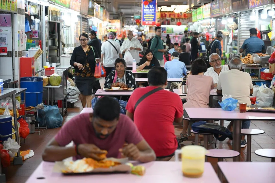 2025 ஜனவரி 22ஆம் தேதி எடுக்கப்பட்ட படத்தில், தேக்கா உணவங்காடி நிலையத்தில் காணப்பட்ட வாடிக்கையாளர்கள்.