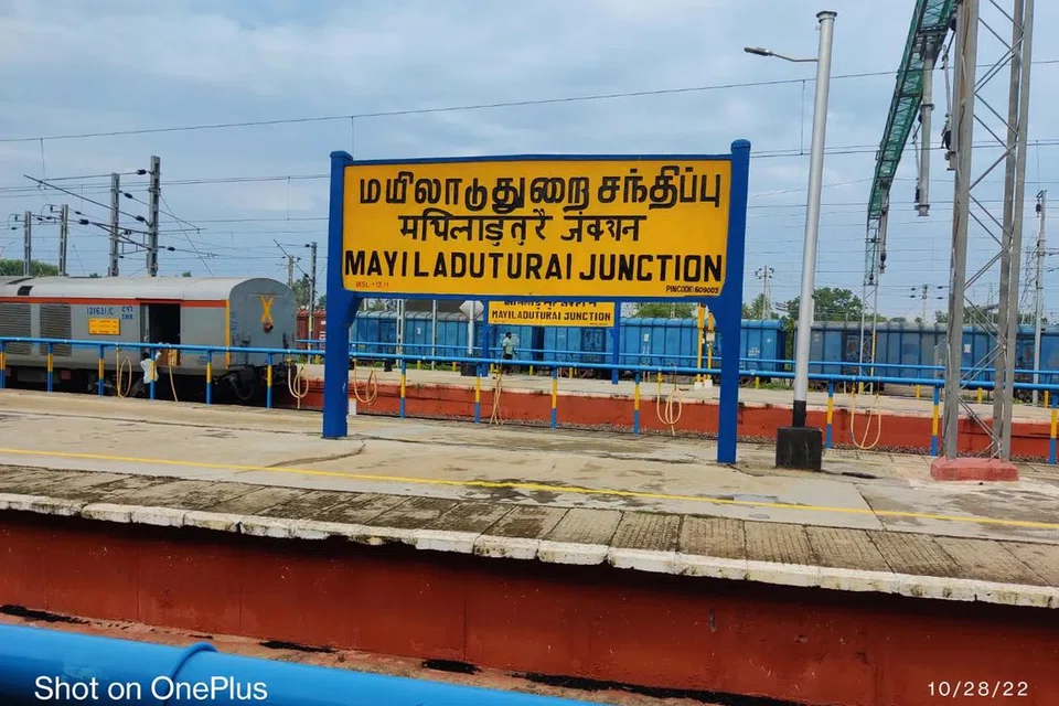 ‘அமிர்த பாரத் நிலையத் திட்டம்’ என்ற திட்டத்தின் கீழ் பெரம்பூர் செங்கல்பட்டு, மயிலாடுதுறை, தஞ்சாவூர், பாண்டிச்சேரி, விழுப்புரம், திருத்தணி உள்ளிட்ட பல ரயில் நிலையங்களும் மேம்படும். நகரும் படிக்கட்டுகள், மின்தூக்கிகள் உள்ளிட்ட அதி நவீன வசதிகளுடன் விமான நிலையம் போல் ரயில் நிலையங்கள் மேம்படும் என்று அறிவிக்கப்பட்டுள்ளது. 