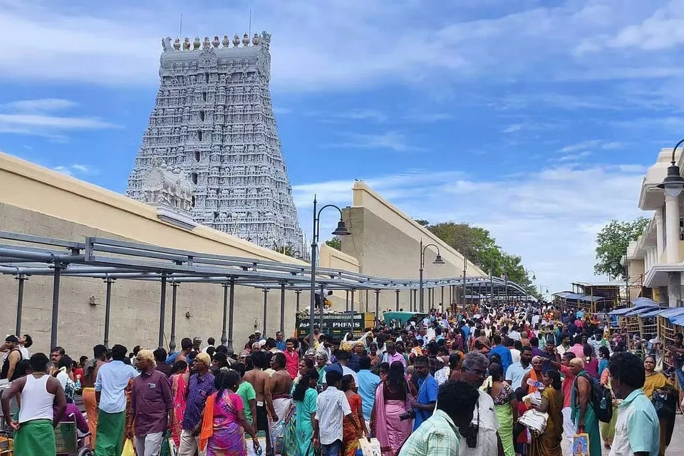 கூட்ட நெரிசல்மிக்க நாள்களில் வரிசையை முறைப்படுத்த நேரக் கட்டுப்பாடு விதிக்கப்பட்டுள்ளதாக கோவில் நிர்வாகம் விளக்கமளித்துள்ளது.