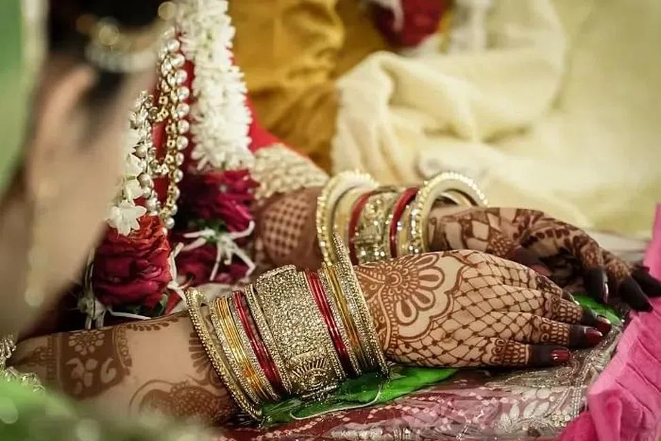 திருமண விழாவில் ஆணுறைகளும் கருத்தடை மாத்திரைகளும் வழங்கியதற்கு அரசாங்கம் வெட்கப்பட வேண்டும் என்று எதிர்க்கட்சி சாடியுள்ளது. மாதிரிப்படம்