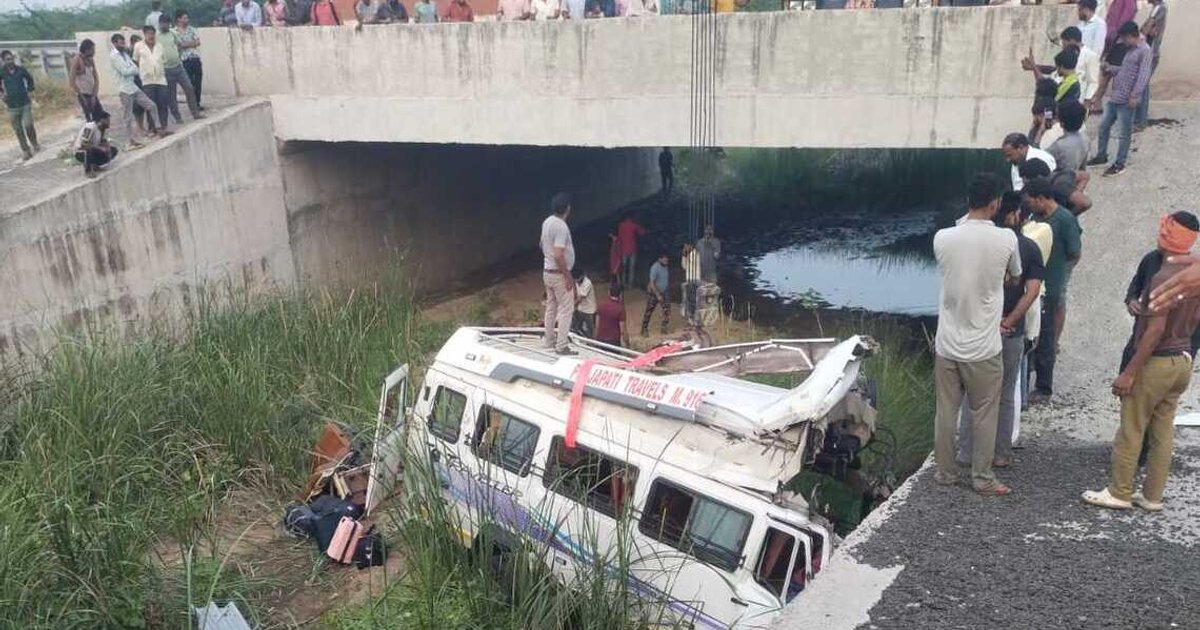 பேருந்து கால்வாயில் கவிழ்ந்து எட்டு பக்தர்கள் உயிரிழப்பு