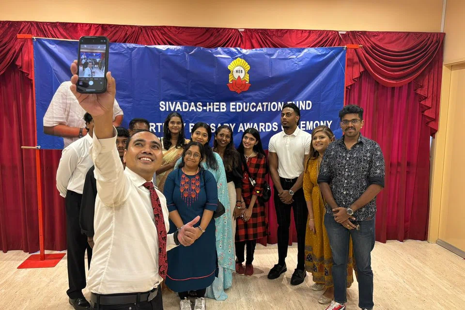 உதவித்தொகை வழங்கும் விழாவில்​​ சுவா சூ காங் குழுத்தொகுதி நாடாளுமன்ற உறுப்பினர் ஸுல்கர்னைன் அப்துல் ரஹிம் சிறப்பு விருந்தினராகக் கலந்துகொண்டு மாணவர்களுக்கு உதவித்தொகை வழங்கினார். 