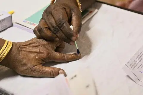 வாக்களித்தபின் விரலில் மை வைக்கப்படுகிறது.