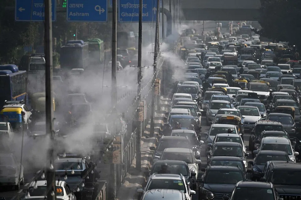 டெல்லியில் காற்று மாசைக் குறைக்க தண்ணீர் தெளிப்பான் மூலம் தண்ணீர் தெளிக்கப்படுகிறது.