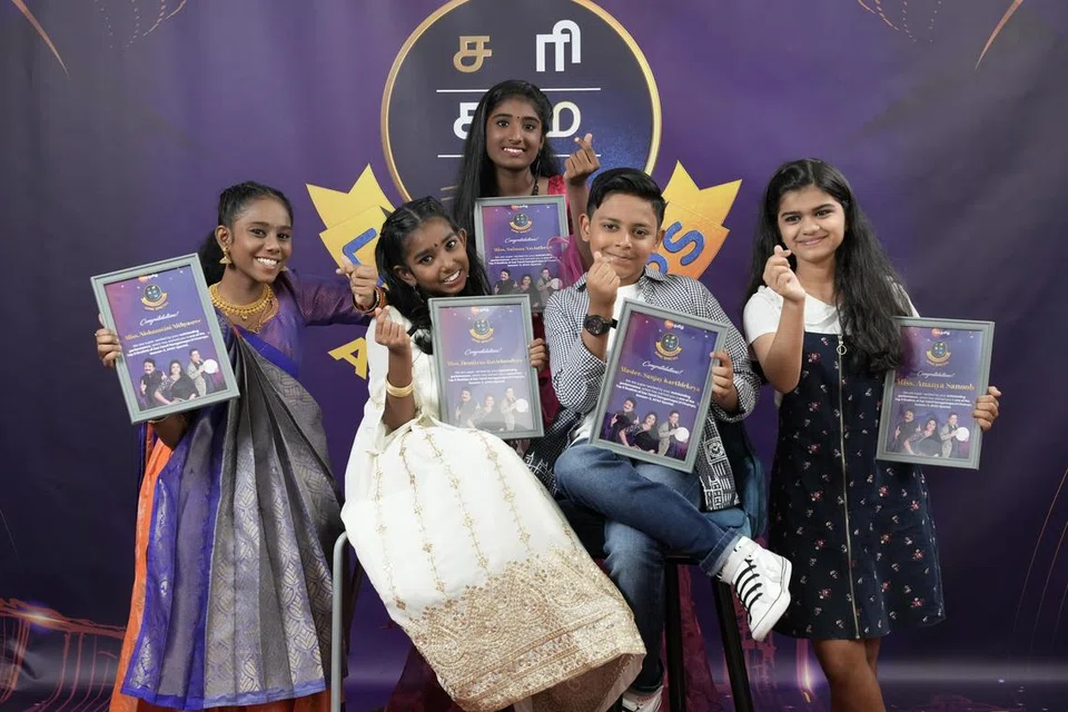 ‘ஸீ தமிழ் ஆசிய பசிபிக்’ பாடல் போட்டியின் இறுதிச் சுற்றுக்குத் தகுதிபெற்ற ஐந்து சிறுவர்கள் நிஷாந்தினி, ஹேமித்ரா, சஹானா, சஞ்ஜெய், அனன்யா (இடமிருந்து).