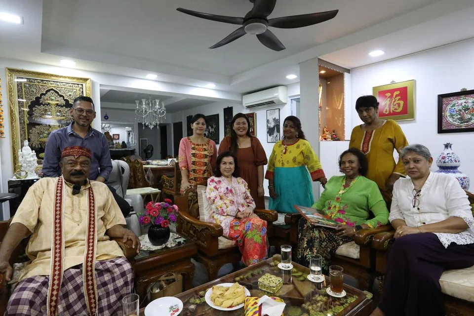 (முதல் வரிசையில் இடமிருந்து) வர்த்தகர் பொன்னுசாமி காளஸ்திரி, 76, அவர் மனைவி டோரா வூ மற்றும் ஜெய லட்சினி குருசாமி, மெர்லின் பிள்ளை.