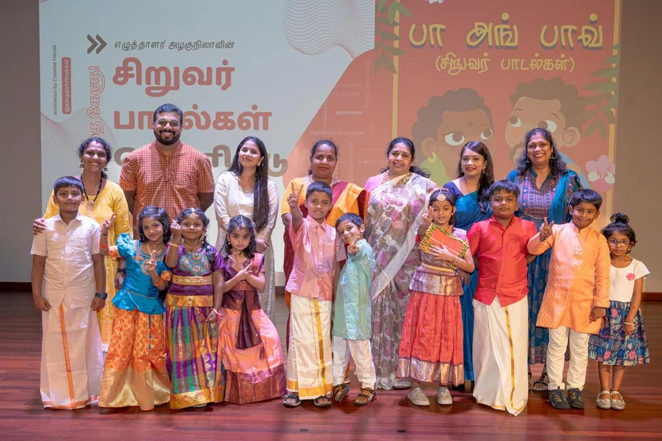 எழுத்தாளருடன் (பின்வரிசையில் இடது), சிறுவர் பாடல்கள் வெளியீட்டு விழாவில்  கலந்துரையாடிய பேச்சாளர்களும் பாடல்களைப் படைத்த சிறுவர்களும்.