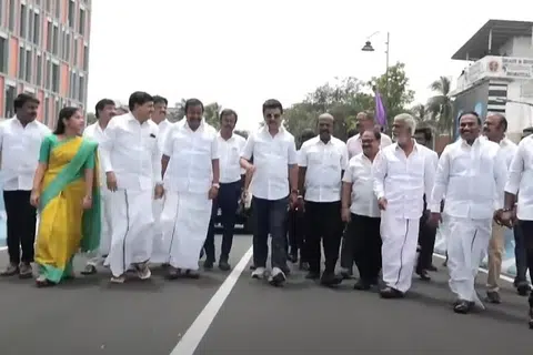 சென்னையின் முதல் இரும்பு மேம்பாலத்தைத் திறந்துவைத்து, ஆய்வு நடத்திய தமிழக முதல்வர் மு.க.ஸ்டாலின்.
