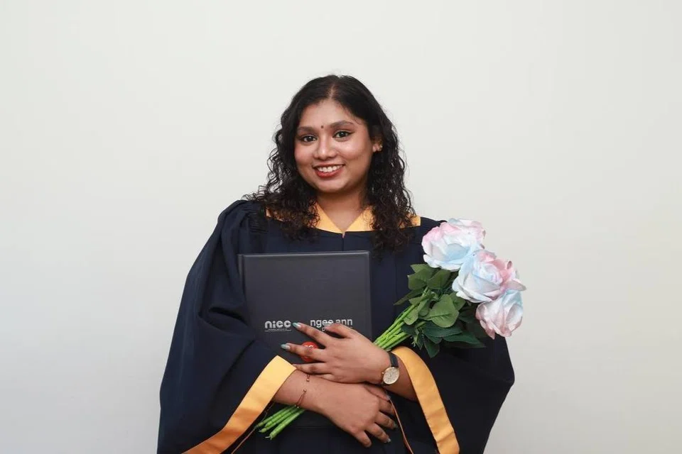 ஒவ்வொரு தமிழ் குழந்தையும் தங்களது தாய்மொழிமீது பற்று வைத்திருக்க வேண்டும் என்று 20 வயது அன்னபூரணி பிள்ளை ஆசைப்படுகிறார்.