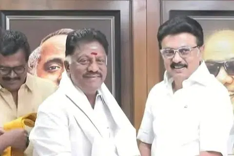 அண்ணா அறிவாலயம் சென்று திமுக தலைவரும் தமிழக முதல்வருமான மு.க.ஸ்டாலின் முன்னிலையில் அக்கட்சியில் இணைந்தார் ஓபிஎஸ்.