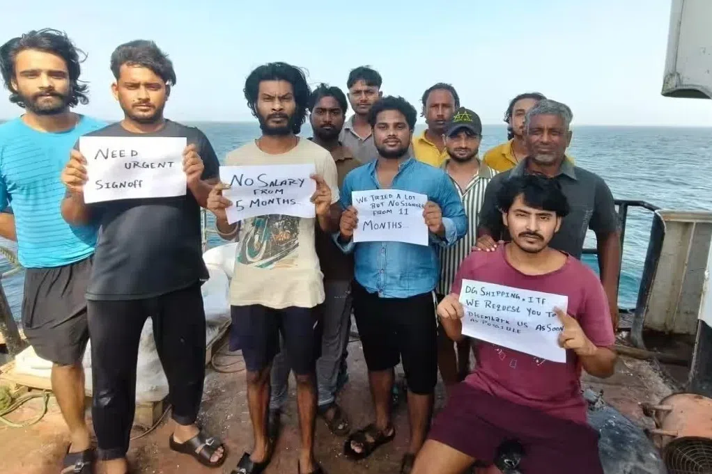 அபுதாபி கப்பலில் 11 மாதங்கள் தவிப்பு: 
7 இந்திய மாலுமிகள் தாய்நாடு திரும்பினர்