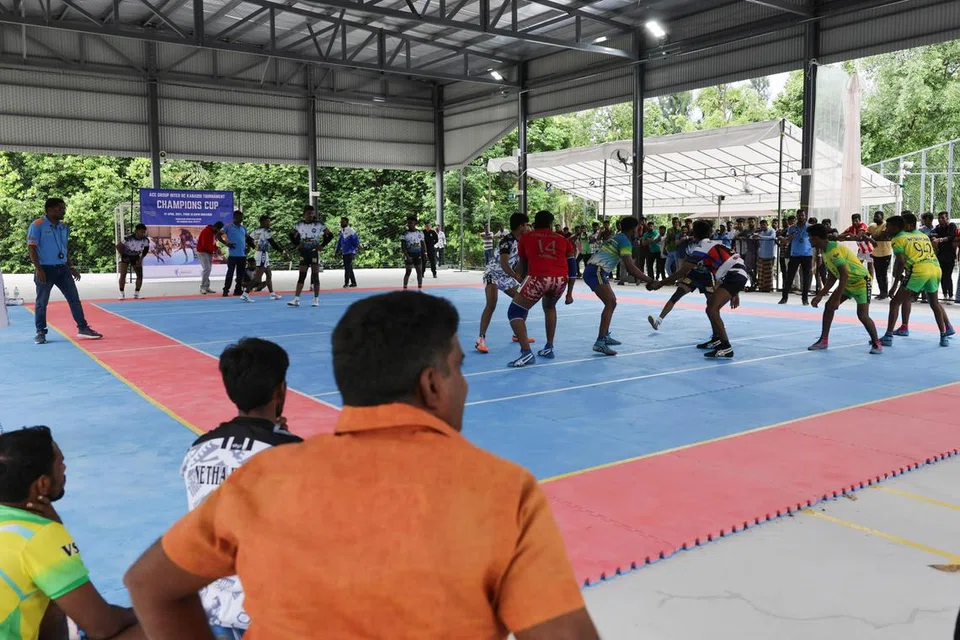 செம்பவாங் பொழுதுபோக்கு நிலையத்தின் அதிகாரபூர்வ திறப்பு விழாவில் கபடி விளையாடிய வெளிநாட்டு ஊழியர்கள்.