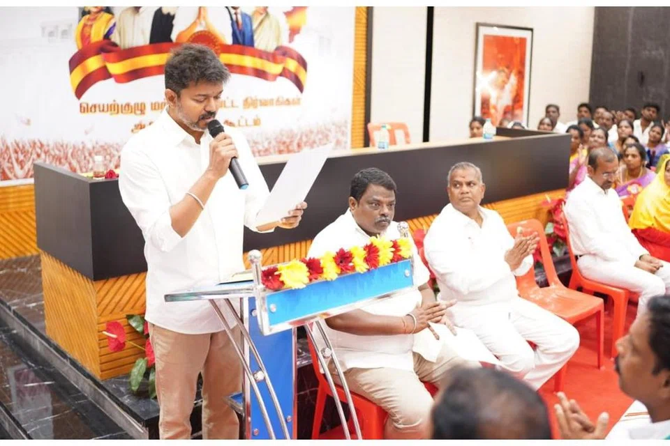 விஜய் தலைமையில் ஞாயிற்றுக்கிழமை நடைபெற்ற செயற்குழுக் கூட்டத்தில் 26 தீர்மானங்களை நிறைவேற்றிப் பேசிய விஜய். 