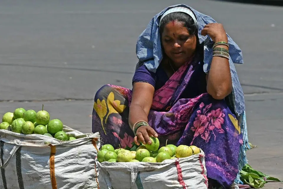 விவசாயிகள், உணவு விநியோகப் பணியில் ஈடுபடுபவர்கள், காவல்துறையினா், தீயணைப்புப் பணியாளா்கள், போக்குவரத்து காவலர்கள், சாலையோரம் காய்கறிகள், பழங்கள், பூக்கள் விற்போர் உள்ளிட்டோர் வெயிலின் தாக்கத்தில் இருந்து தங்களைத் தற்காத்துக் கொள்ளவேண்டும் என்று தமிழகப் பொது சுகாதாரத் துறை அறிவுறுத்தி உள்ளது.  