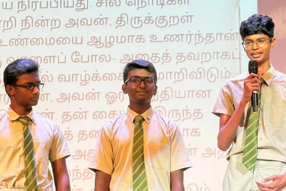 காணொளியைப் பார்த்தபின் நடுவர்கள் கேட்ட  கேள்விகளுக்கு விடையளித்த போட்டியாளர் குழு.