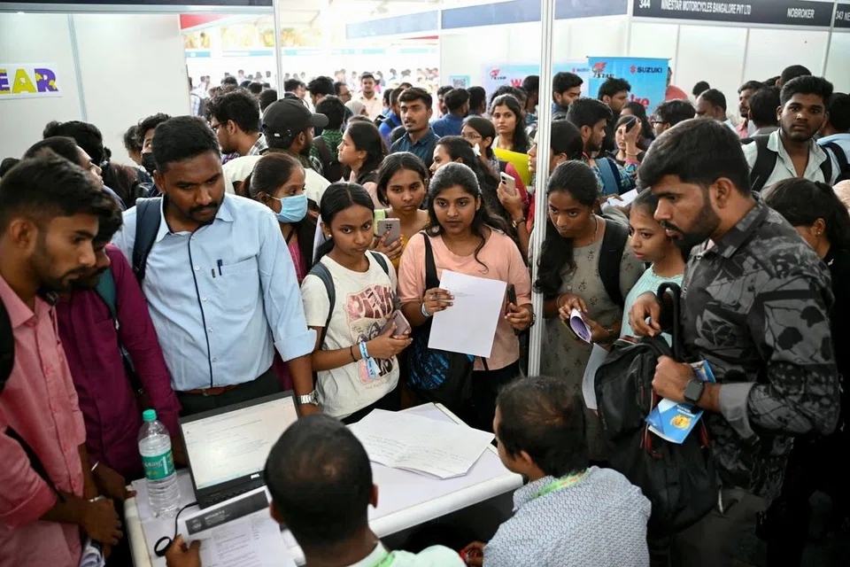 வேலையில்லாப் பட்டதாரிகளுக்கான உதவித் தொகை உயர வாய்ப்பு உள்ளதாக தமிழக தொழிலா​ளர் நலத் துறை அமைச்​சர் ஜெ.​முகமது பர்​வேஸ் தெரிவித்துள்ளார்.