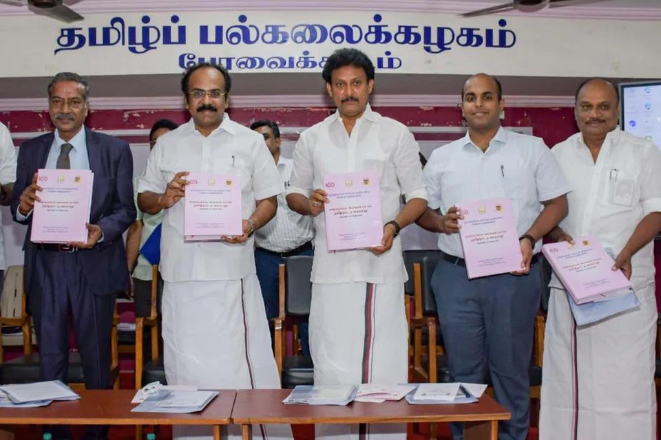 தஞ்சாவூர் பல்கலைக்கழகத்தில் சென்ற வியாழக்கிழமை நடந்த ‘அண்மைக்கால ஆய்வுகள் காட்டும் தமிழ்நாட்டு வரலாறு’ என்னும் கருத்தரங்கில் தமிழக நிதி மற்றும் தொல்லியல் துறை அமைச்சர் தங்கம் தென்னரசு, அமைச்சர் அன்பில் மகேஸ் பொய்யாமொழி, ஆட்சியர் தீபக் ஜேக்கப் உள்ளிட்ட தலைவர்கள் கலந்துகொண்டனர்.