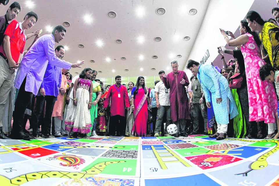 பரமபதம் விளையாடுகிறார் திரு.லீ.
