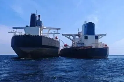 $160 மில்லியன் கச்சா எண்ணெய்யுடன் இரு கப்பல்களை மடக்கியது மலேசியா