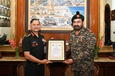 மோகன் லாலுக்கு இந்திய ராணுவத் தளபதி ஜெனரல் உபேந்திர திவேதி பாராட்டுச் சான்றிதழ் வழங்கினார்.